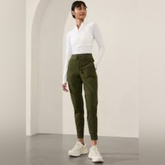 Athleta Headlands Hybrid  Trek Jogger in Olive Size 0 - Picture 1 of 6